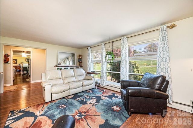 145 21st Avenue NW, Hickory, NC 28601