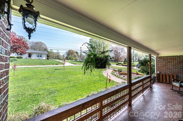 145 21st Avenue NW, Hickory, NC 28601