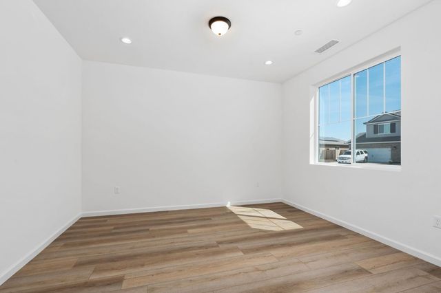 1252 Cathedral Court S, Madera, CA 93636