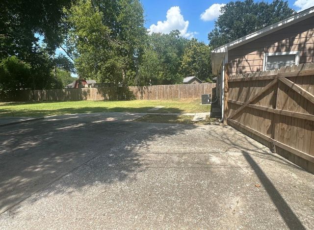 8 Lanes End Street, Baytown, TX 77520