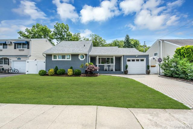 31 Jane Drive, North Babylon, NY 11703
