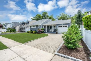 31 Jane Drive, North Babylon, NY 11703