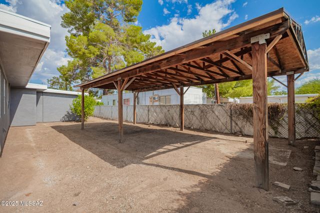 3133 N Iroquois Avenue, Tucson, AZ 85705