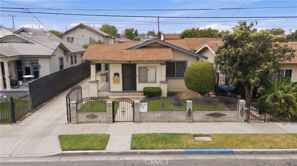 Image 2 of property listing at 1107 Mahanna, Long Beach, CA 90813