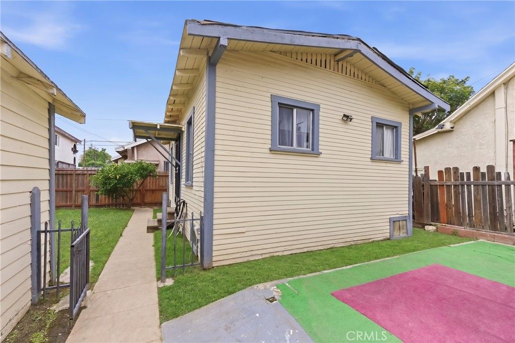 Image 20 of property listing at 1107 Mahanna, Long Beach, CA 90813