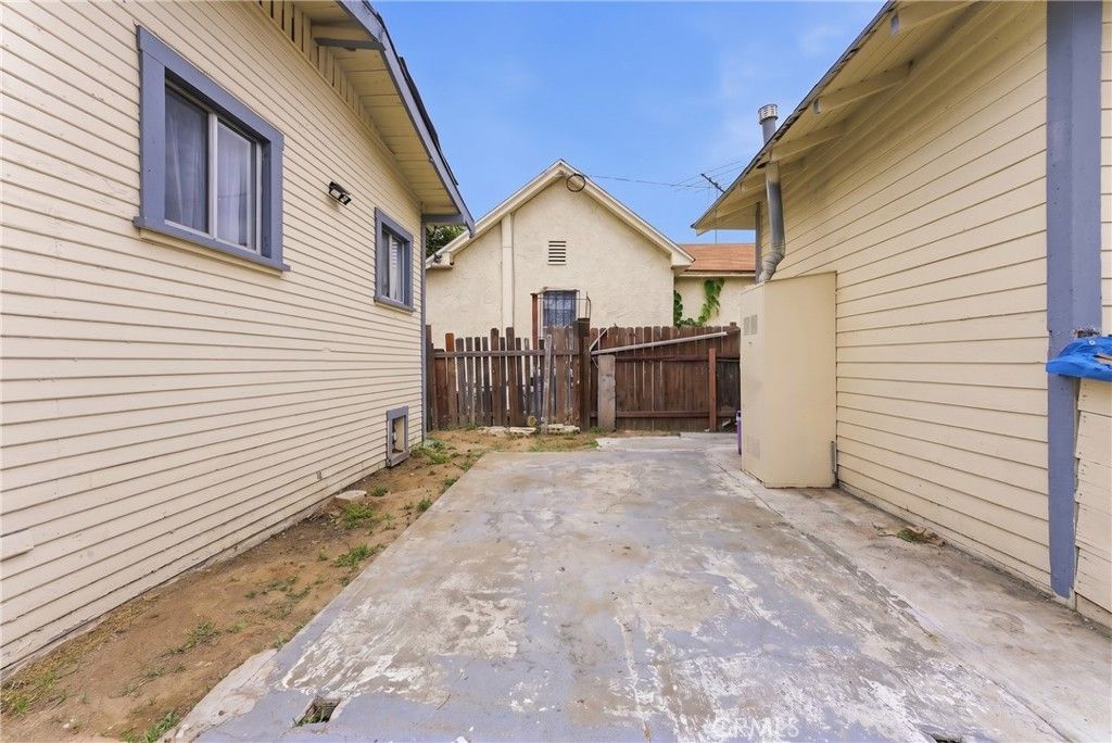 Image 34 of property listing at 1107 Mahanna, Long Beach, CA 90813