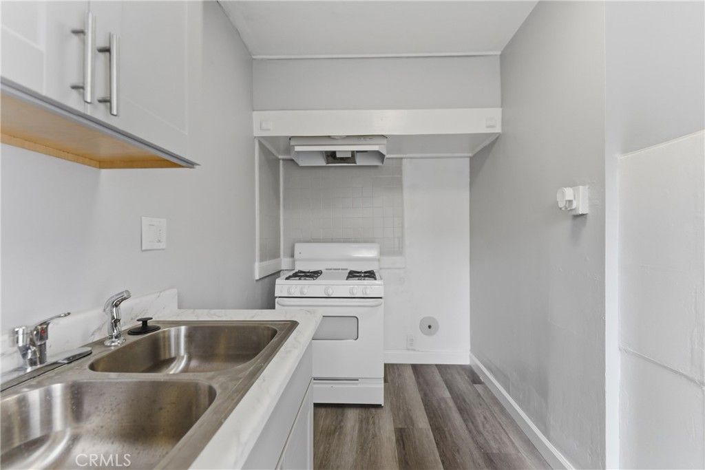 Image 7 of property listing at 1107 Mahanna, Long Beach, CA 90813