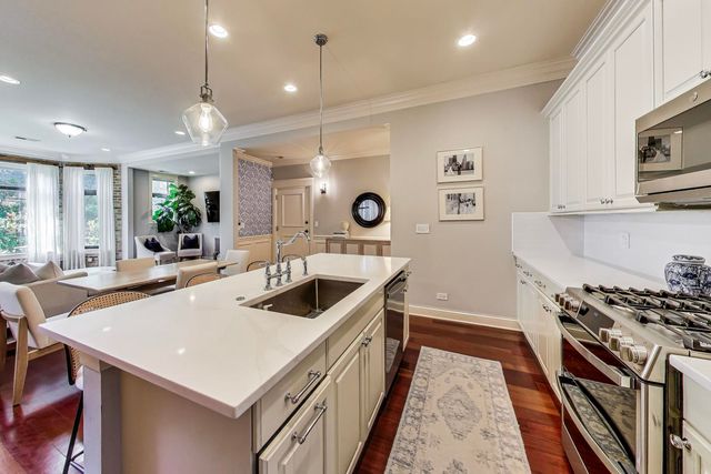 1420 W Belle Plaine Avenue 1E, Chicago, IL 60613