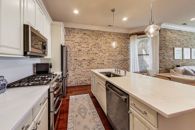 1420 W Belle Plaine Avenue 1E, Chicago, IL 60613