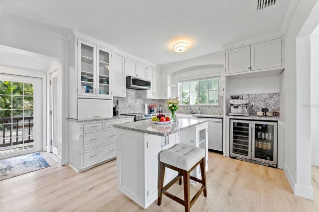 802 W CORAL STREET, Tampa, FL 33602