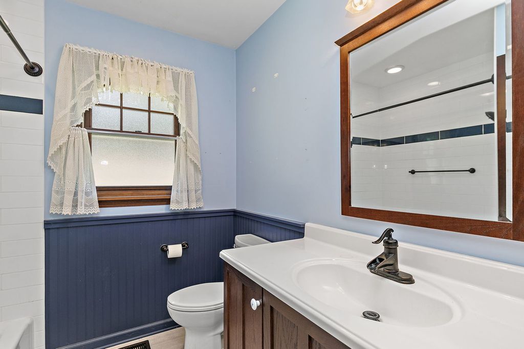Image 17 of property listing at 2 Summit Street, East Dundee, IL 60118