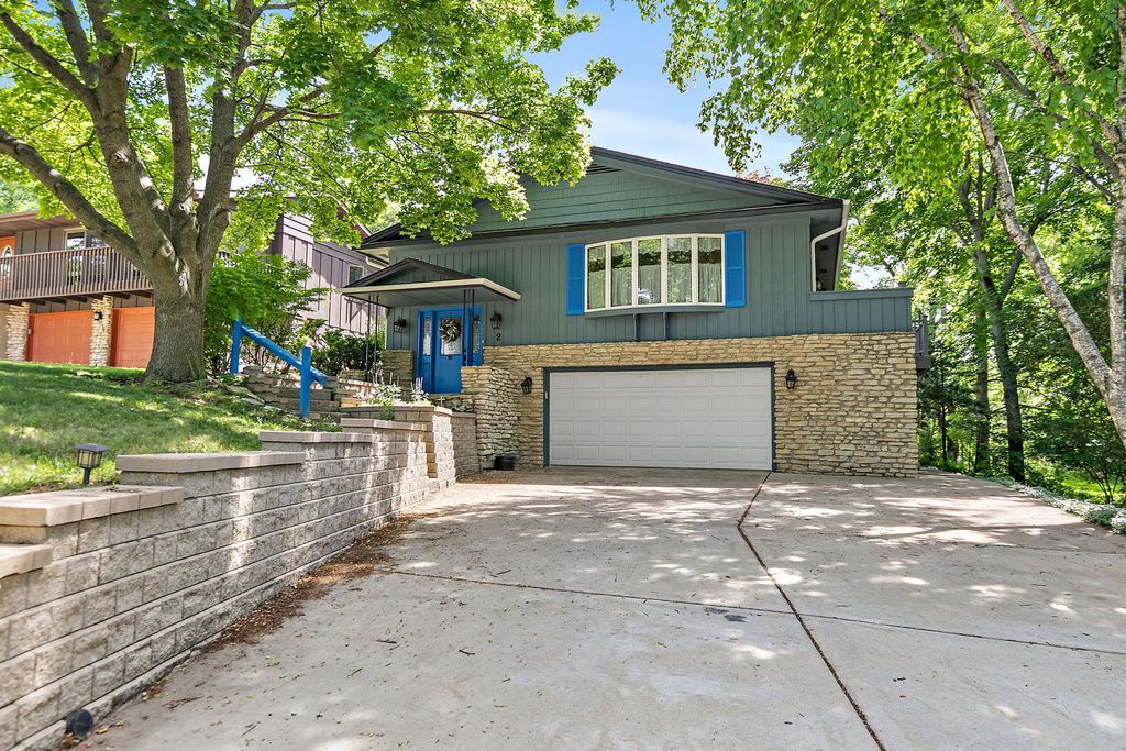 Image 3 of property listing at 2 Summit Street, East Dundee, IL 60118