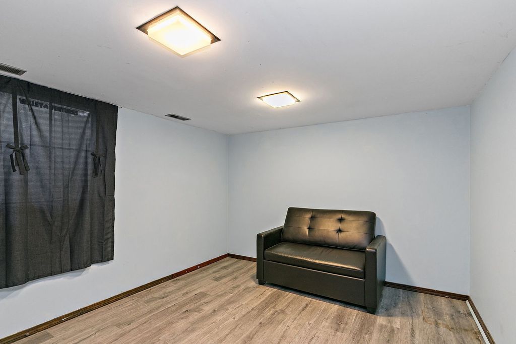 Image 22 of property listing at 2 Summit Street, East Dundee, IL 60118