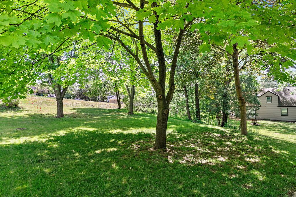 Image 26 of property listing at 2 Summit Street, East Dundee, IL 60118