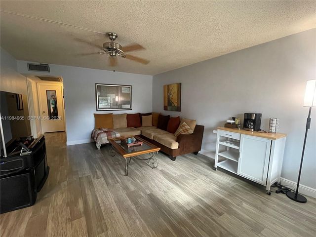279 Markham M M, Deerfield Beach, FL 33442
