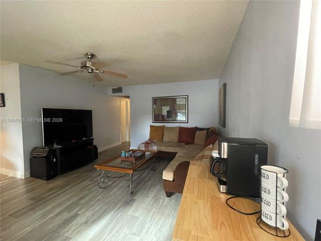 279 Markham M M, Deerfield Beach, FL 33442