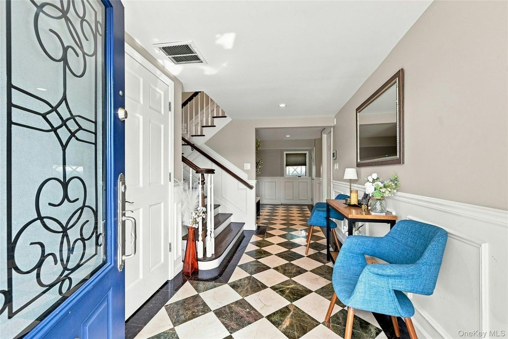2 Peppermill Road, Roslyn, NY 11576 — photo 4