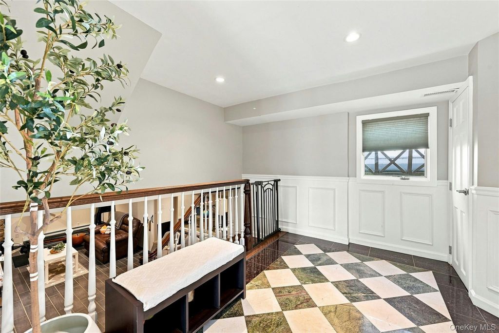 2 Peppermill Road, Roslyn, NY 11576 — photo 5