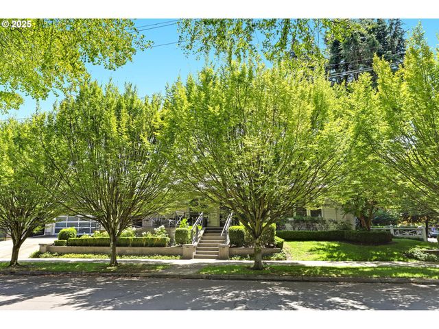 2324 Ne THOMPSON St, Portland, OR 97212