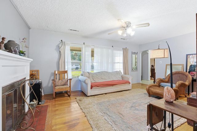 810 Hackberry Ave, Modesto, CA 95354