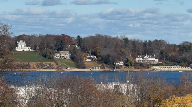 64 Anstice Street 3F, Oyster Bay, NY 11771