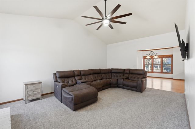 3427 Riverbend Drive NE, Cedar Rapids, IA 52411