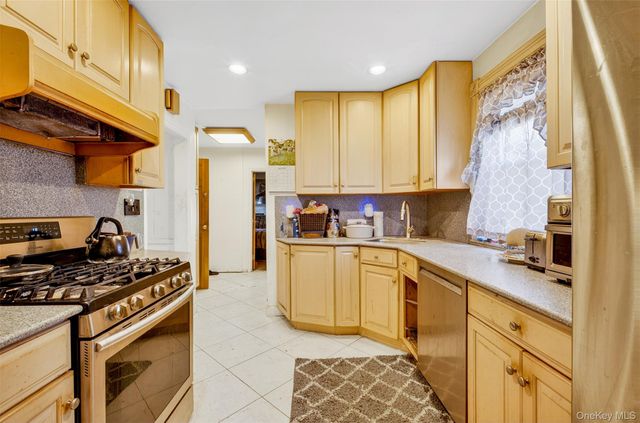121-29 8th Avenue, College Point, NY 11356