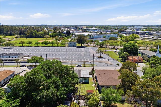 1017 NW 8th St, Hallandale Beach, FL 33009