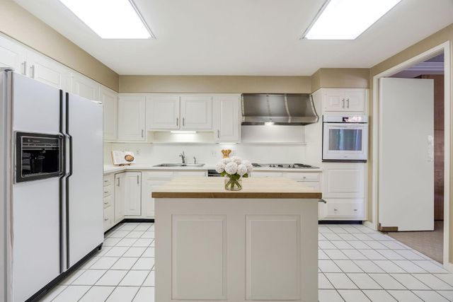 5555 Del Monte Drive 207, Houston, TX 77056