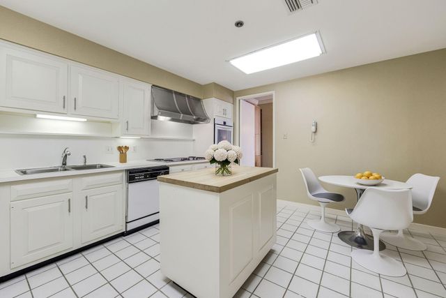 5555 Del Monte Drive 207, Houston, TX 77056