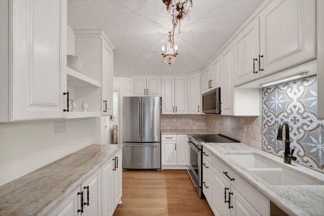 811 Burr Oaks Drive 1201, West Des Moines, IA 50266