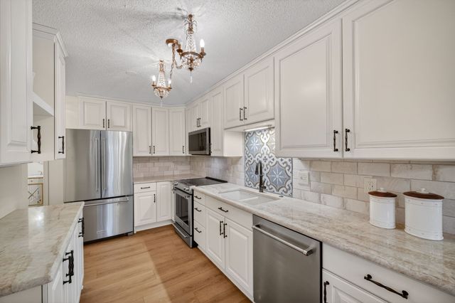 811 Burr Oaks Drive 1201, West Des Moines, IA 50266