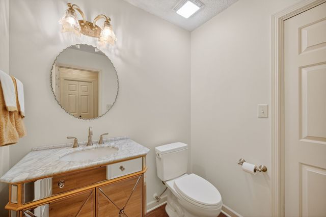 811 Burr Oaks Drive 1201, West Des Moines, IA 50266