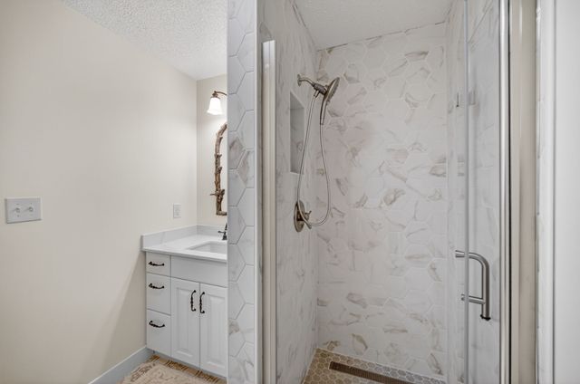 811 Burr Oaks Drive 1201, West Des Moines, IA 50266