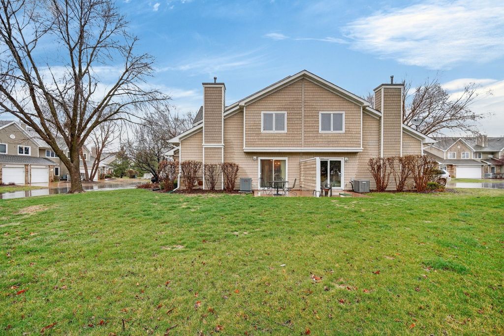 811 Burr Oaks Drive 1201, West Des Moines, IA 50266