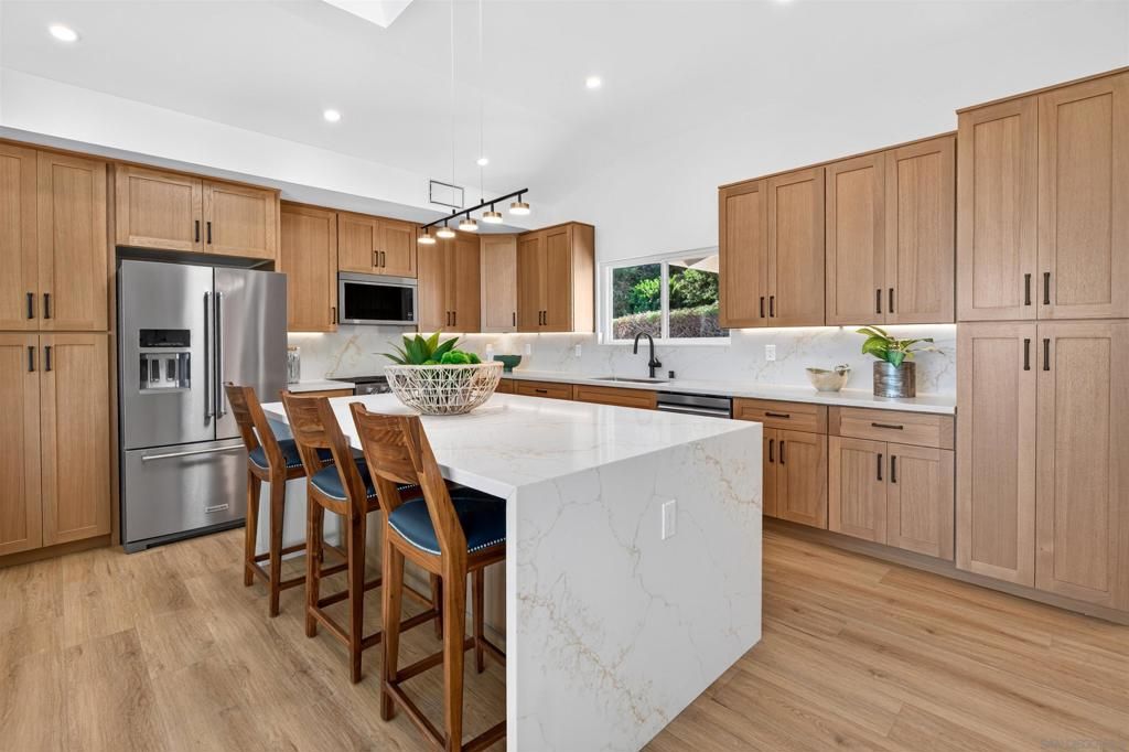 Image 5 of property listing at 5873 Madra Avenue, San Diego, CA 92120