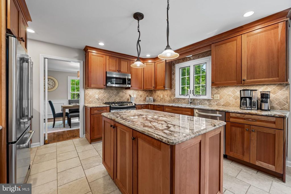 Image 10 of property listing at 467 YORKSHIRE DR, Severna Park, MD 21146