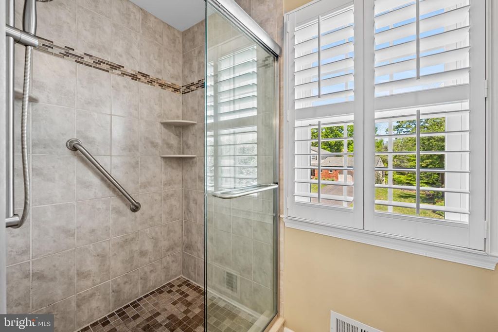 Image 21 of property listing at 467 YORKSHIRE DR, Severna Park, MD 21146