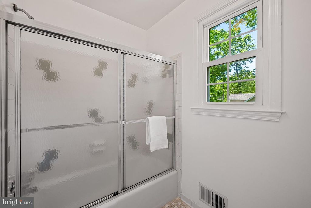 Image 27 of property listing at 467 YORKSHIRE DR, Severna Park, MD 21146