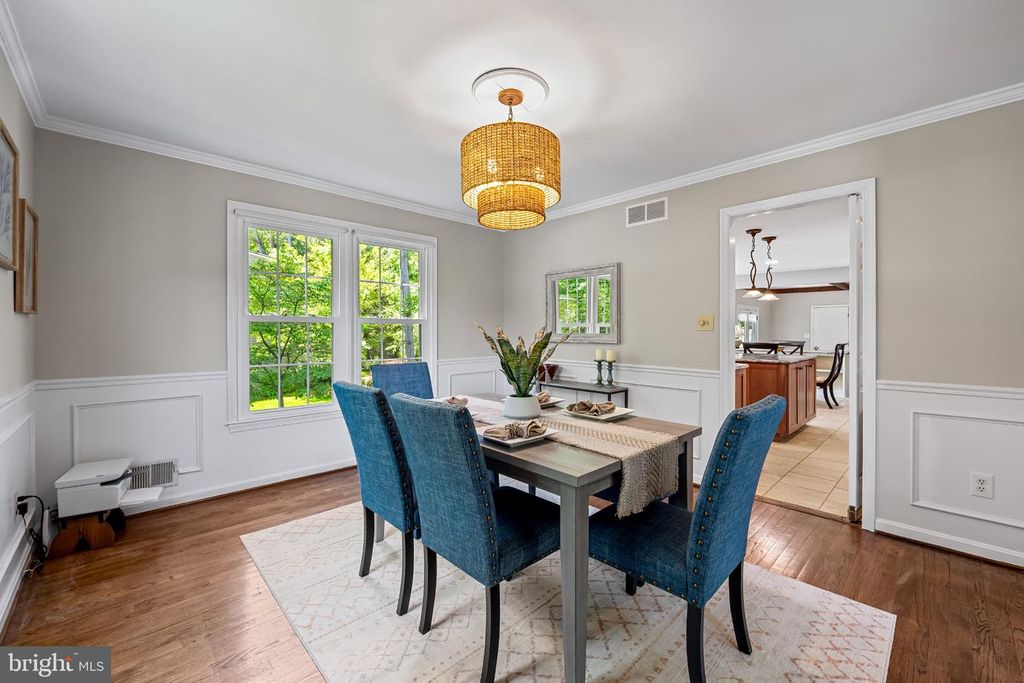 Image 7 of property listing at 467 YORKSHIRE DR, Severna Park, MD 21146
