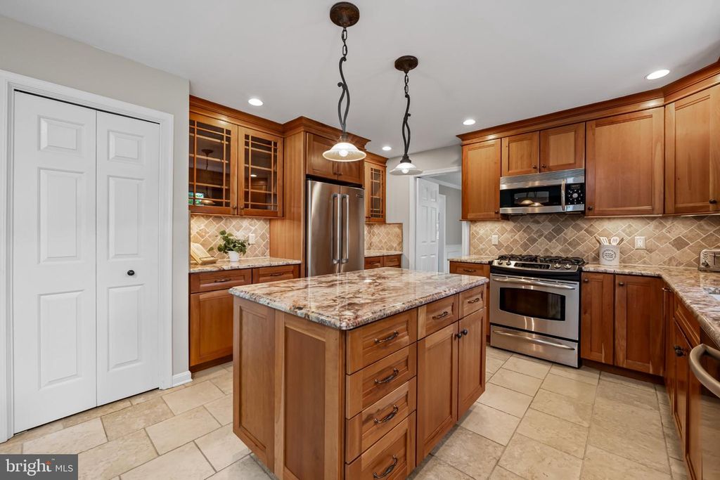 Image 8 of property listing at 467 YORKSHIRE DR, Severna Park, MD 21146