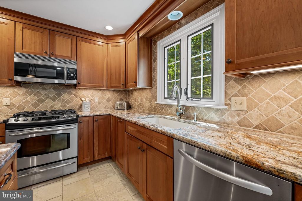 Image 9 of property listing at 467 YORKSHIRE DR, Severna Park, MD 21146