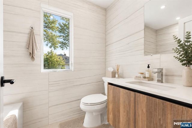 152 Morningside Lane A, Palisades Park, NJ 07650