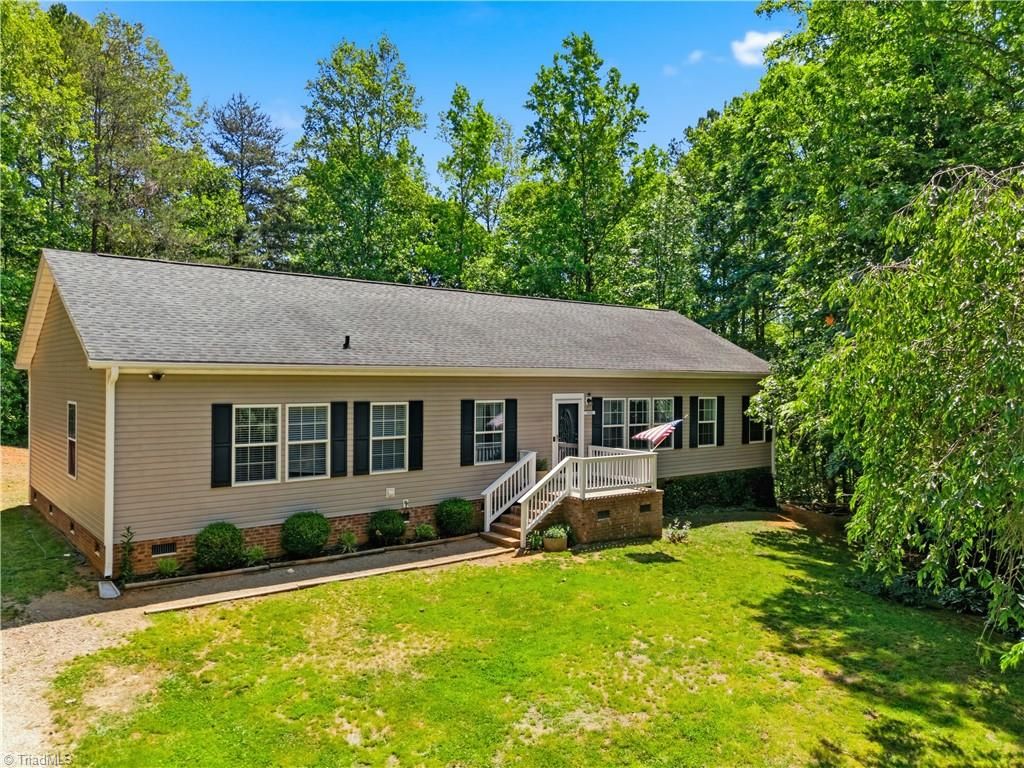 488 Pauls Airport Road, Thomasville, NC 27360