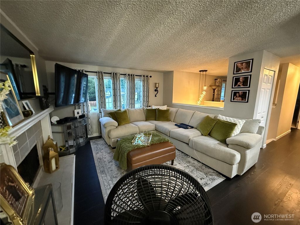 Image 2 of property listing at 6721 20th Street NE, Tacoma, WA 98422