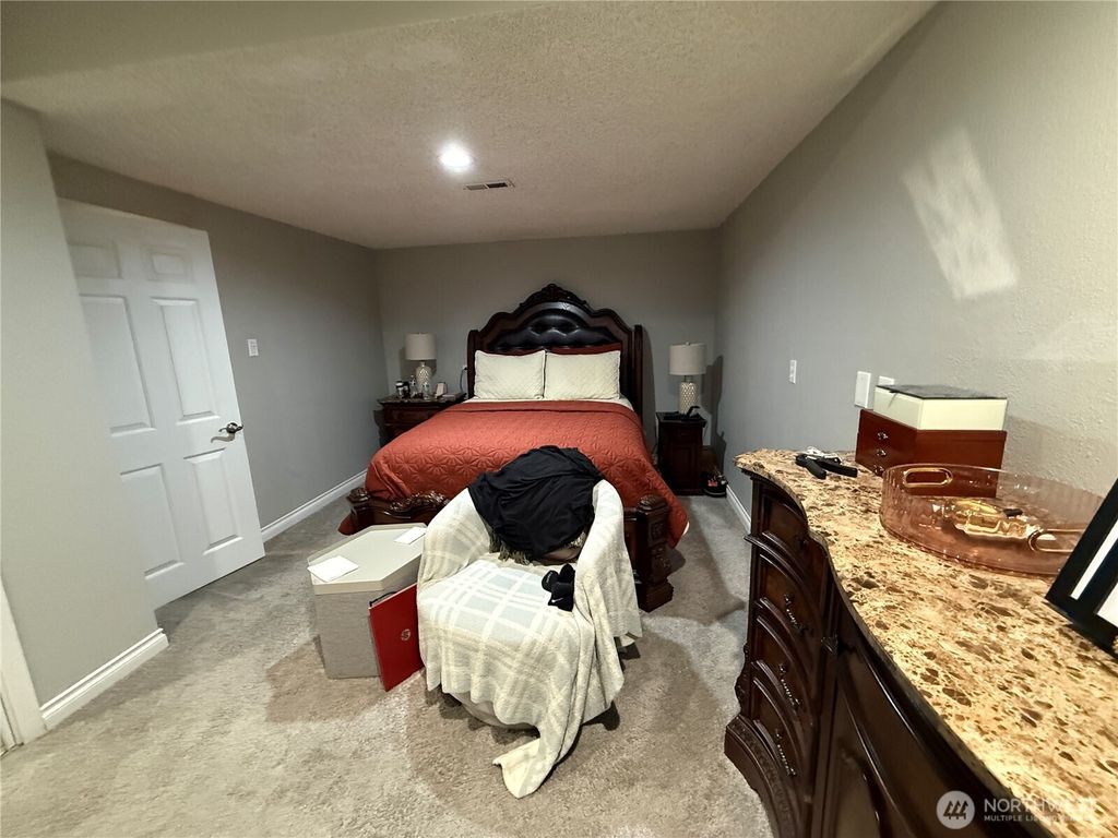 Image 12 of property listing at 6721 20th Street NE, Tacoma, WA 98422
