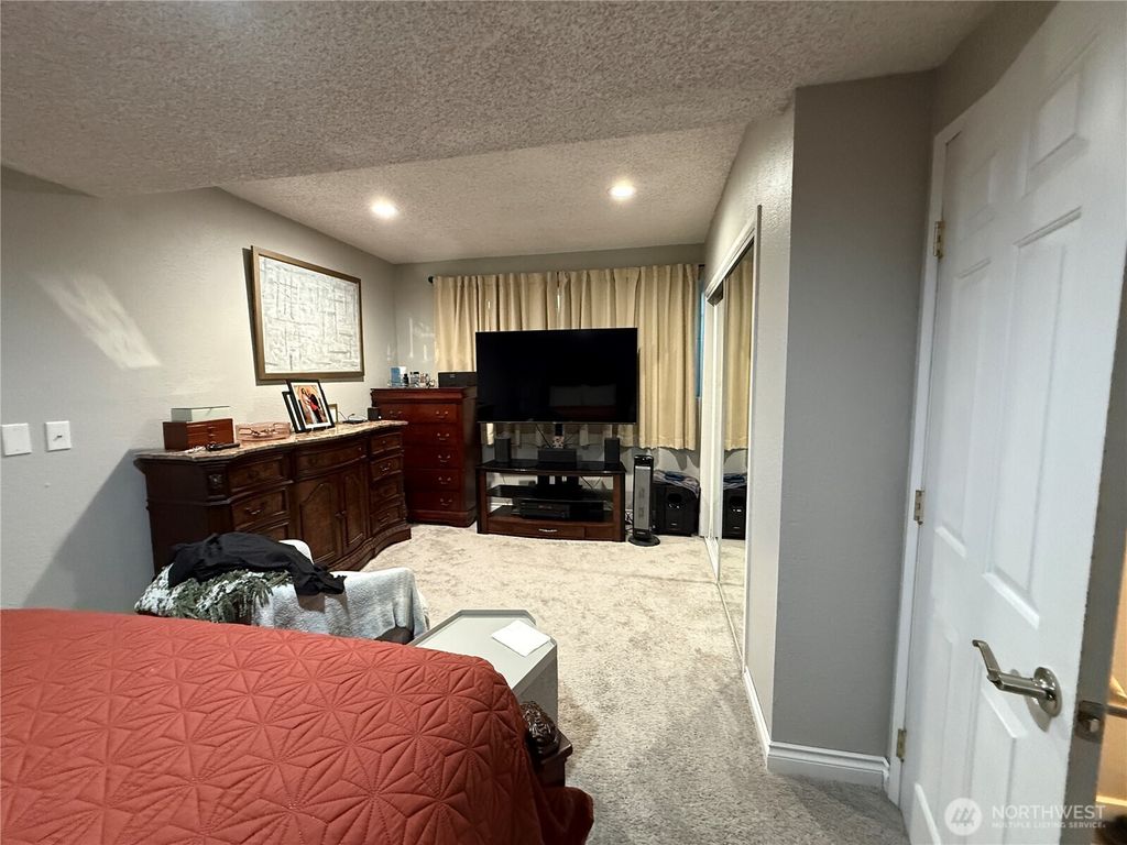 Image 13 of property listing at 6721 20th Street NE, Tacoma, WA 98422