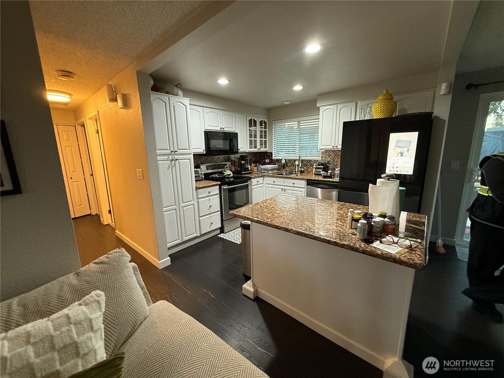 Image 4 of property listing at 6721 20th Street NE, Tacoma, WA 98422