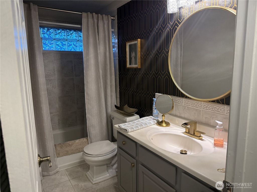 Image 5 of property listing at 6721 20th Street NE, Tacoma, WA 98422