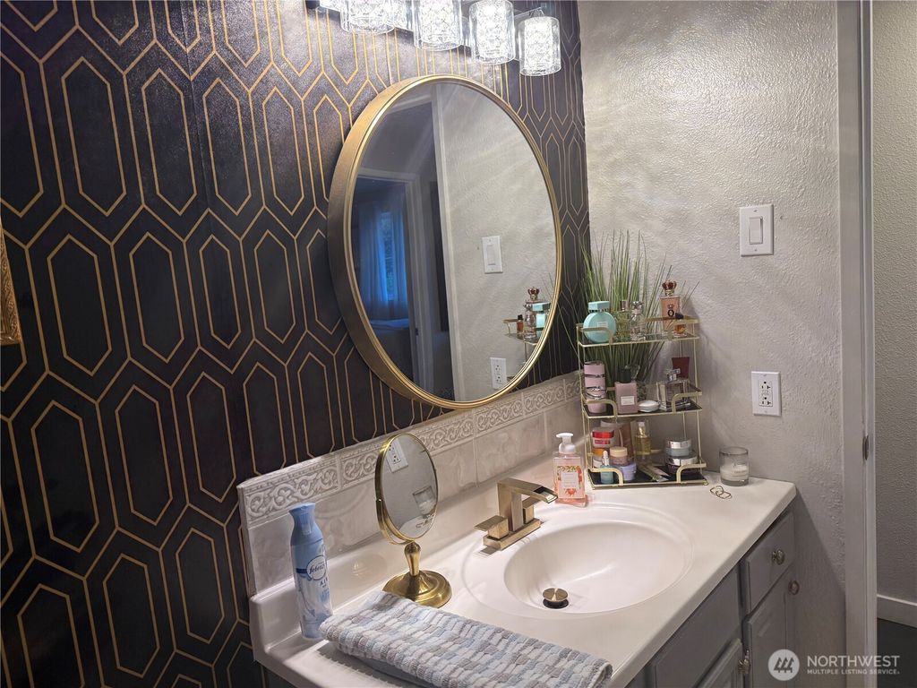 Image 6 of property listing at 6721 20th Street NE, Tacoma, WA 98422